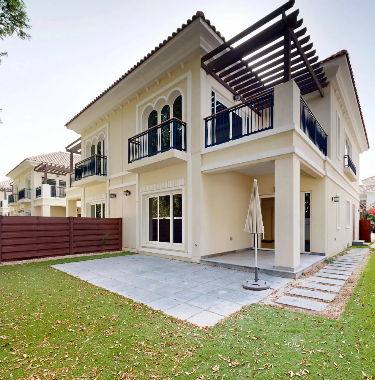 Al Habtoor Polo Resort Villas — фасад виллы, фото 4