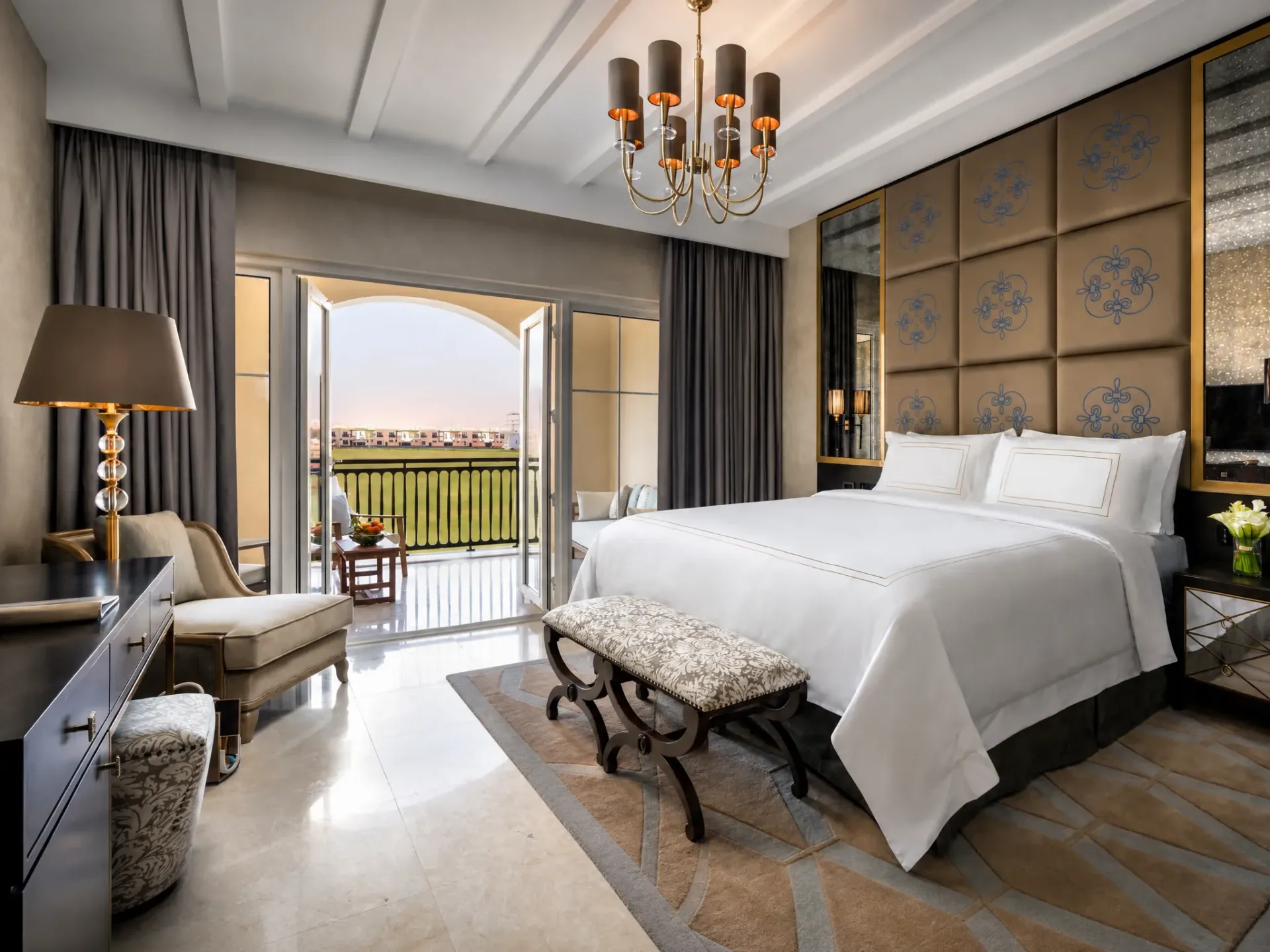 Al Habtoor Polo Resort Villas — спальня