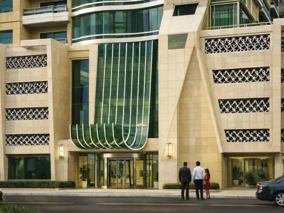 Azha Views Residences — вход в здание