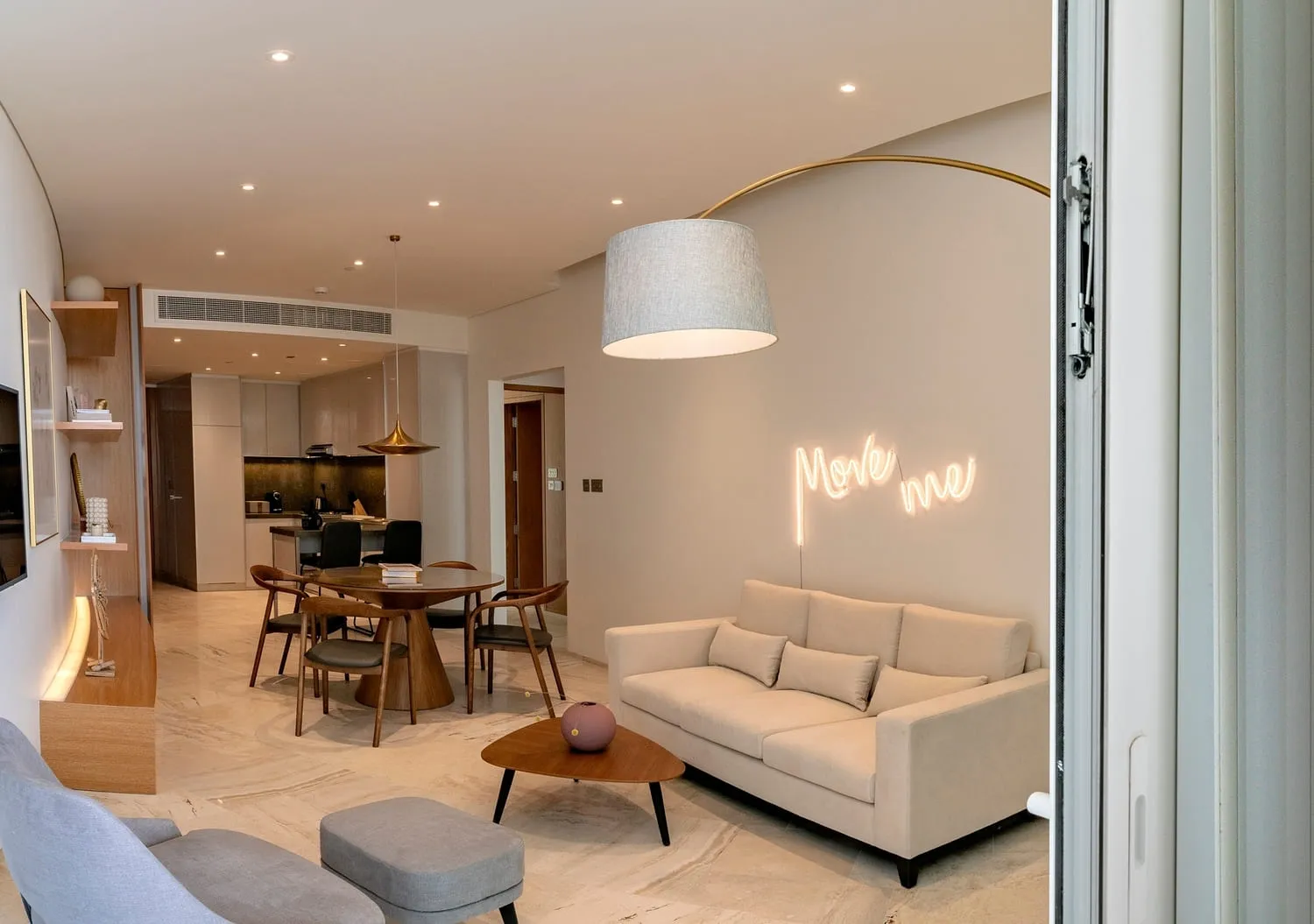 Five Jumeirah Village — интерьер гостиной