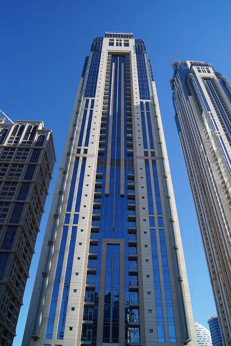 Meera Tower — фасад здания
