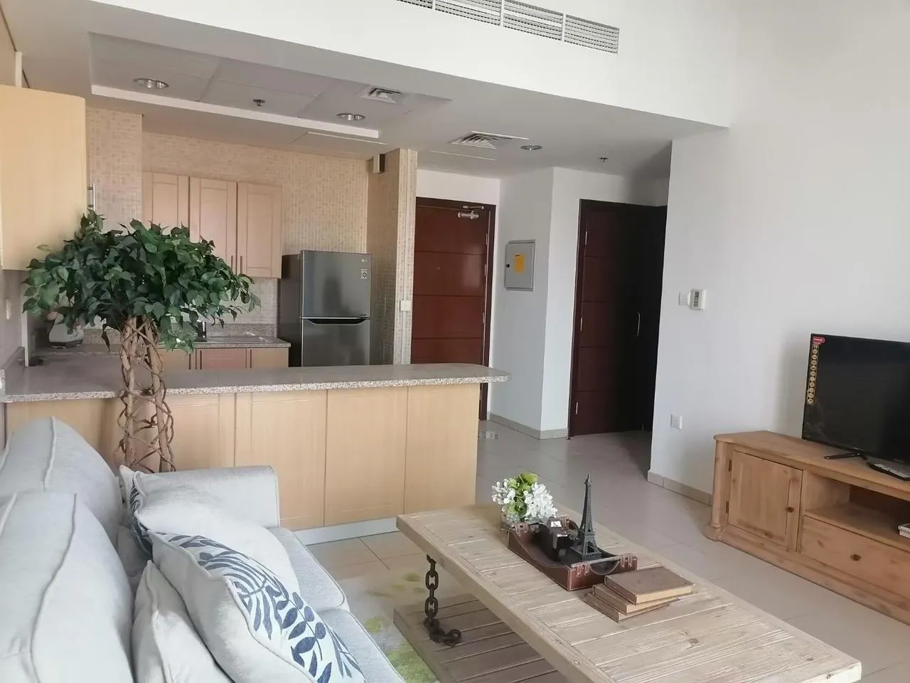Oakwood Residency — интерьер гостиной