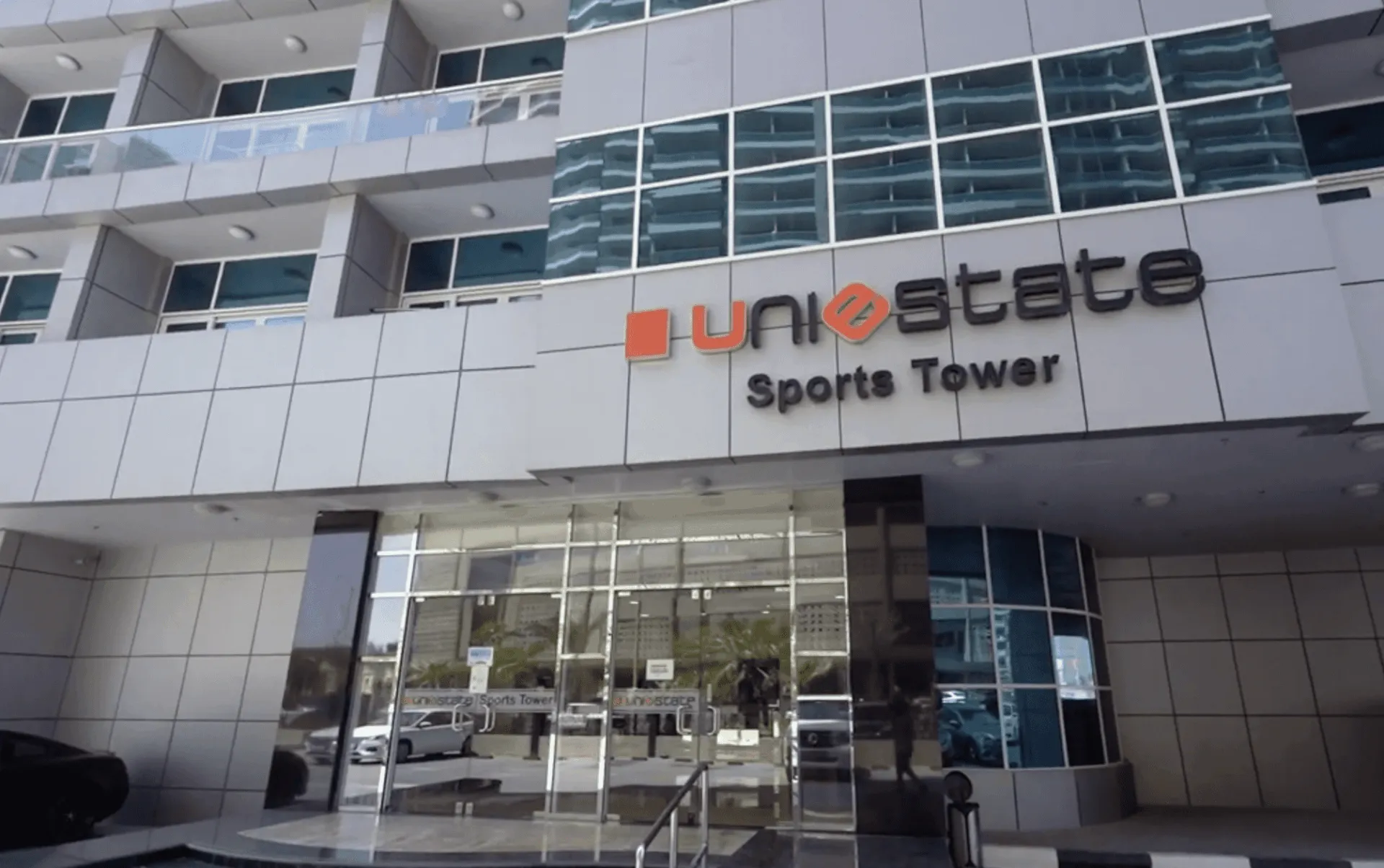 Sports Tower — вход в здание